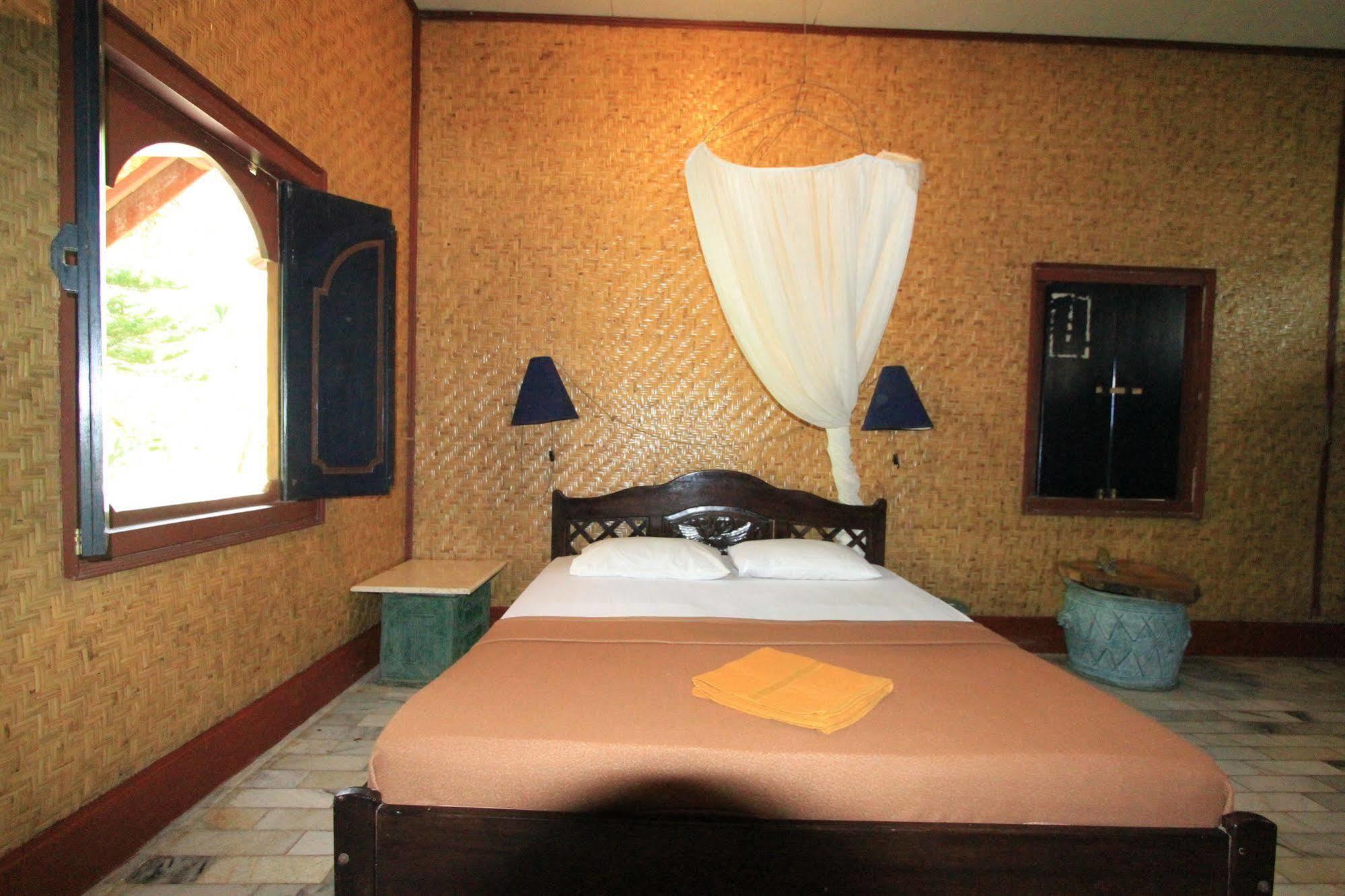 Hotel Bumi Aditya Senggigi Exterior photo